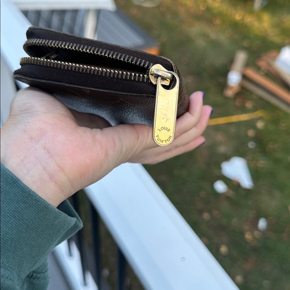 Louis Vuitton Monogram Zippy Wallet - Picture 16 of 16
